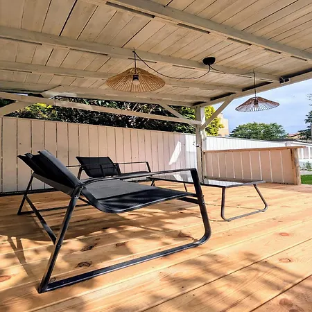 By The River, Sauna Included 公寓